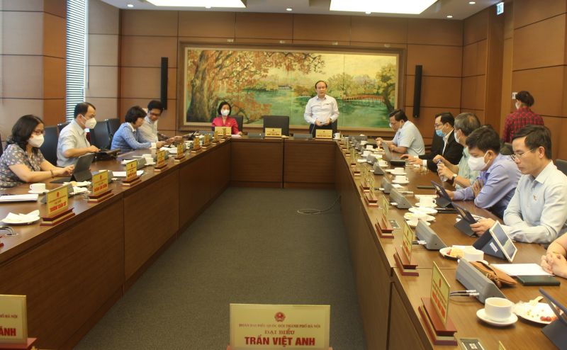 Quang cảnh buổi thảo luận tại tổ, đoàn đại biểu Quốc hội Hà Nội