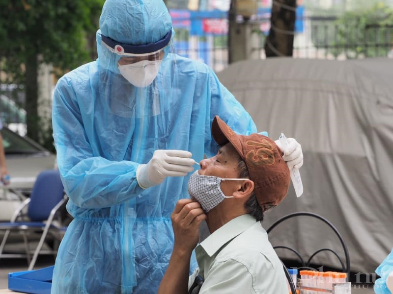 Lực lượng y tế lấy mẫu xét nghiệm cho cư dân ở chung cư Ecohome (Đông Ngạc , Bắc Từ Liêm, Hà Nội). (Ảnh: Hồng Nhung)