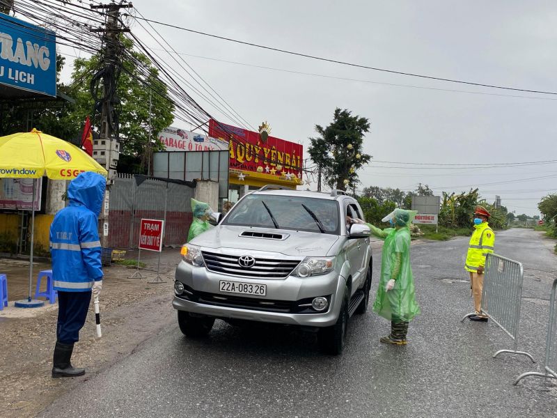 C&aacute;c lực lượng chức năng kiểm tra c&aacute;c xe ra - v&agrave;o th&agrave;nh phố