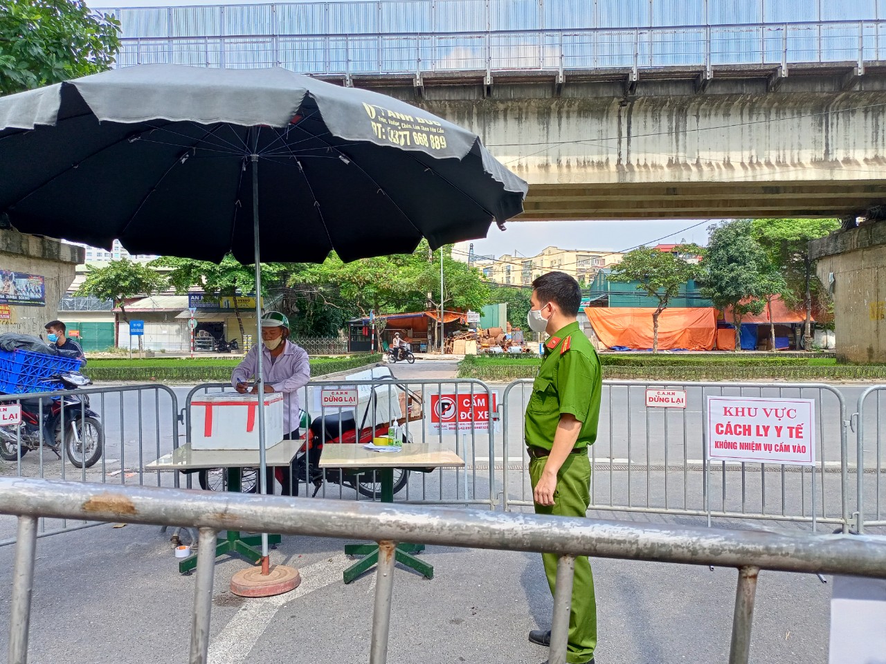 Lực lượng chức năng làm nhiệm vụ tại khu vực ra vào của toà nhà