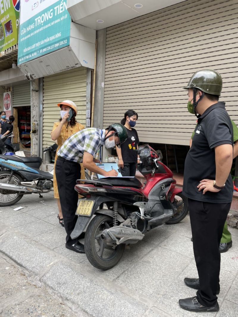 Lực lượng chức năng phường Liễu Giai xử lý một trường hợp vi phạm Lực lượng chức năng phường Liễu Giai xử lý một trường hợp vi phạm