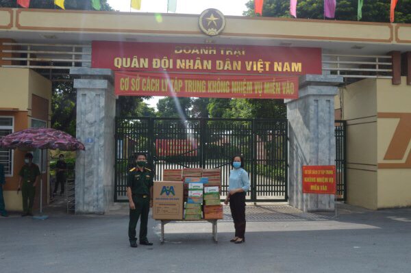 Đ/c Lại Hà Phương (bên phải) đại diện đoàn trao quà Đ/c Lại Hà Phương (bên phải) đại diện đoàn trao quà