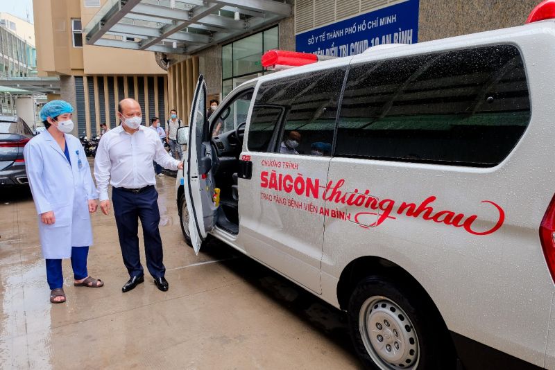 Ông Lê Trọng Khương – Phó Chủ tịch Tập đoàn Hưng Thịnh kiêm Tổng Giám đốc Hưng Thịnh Land tại buổi trao tặng 1xe cứu thương cho BV điều trị Covid-19 An Bình