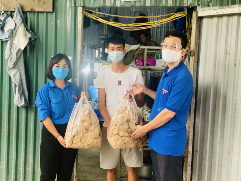 Những suất ăn nghĩa tình được trao cho người khó khăn trên địa bàn Thành phố