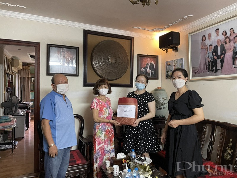 Hội PN tặng quà cho các gia đình chính sách