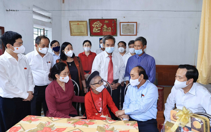 Chủ tịch nước Nguyễn Xuân Phúc cùng các đại biểu thăm hỏi sức khỏe và tặng quà Mẹ Việt Nam Anh hùng Nguyễn Thị Mờn (Thanh Liêm, Hà Nam)