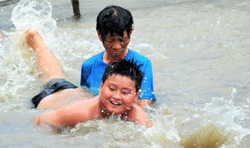 B&agrave; S&aacute;u Thia - Top 100 người phụ nữ ti&ecirc;u biểu to&agrave;n cầu, đ&atilde; d&agrave;nh 17 năm dạy bơi miễn ph&iacute; cho h&agrave;ng ng&agrave;n trẻ em v&ugrave;ng s&ocirc;ng nước