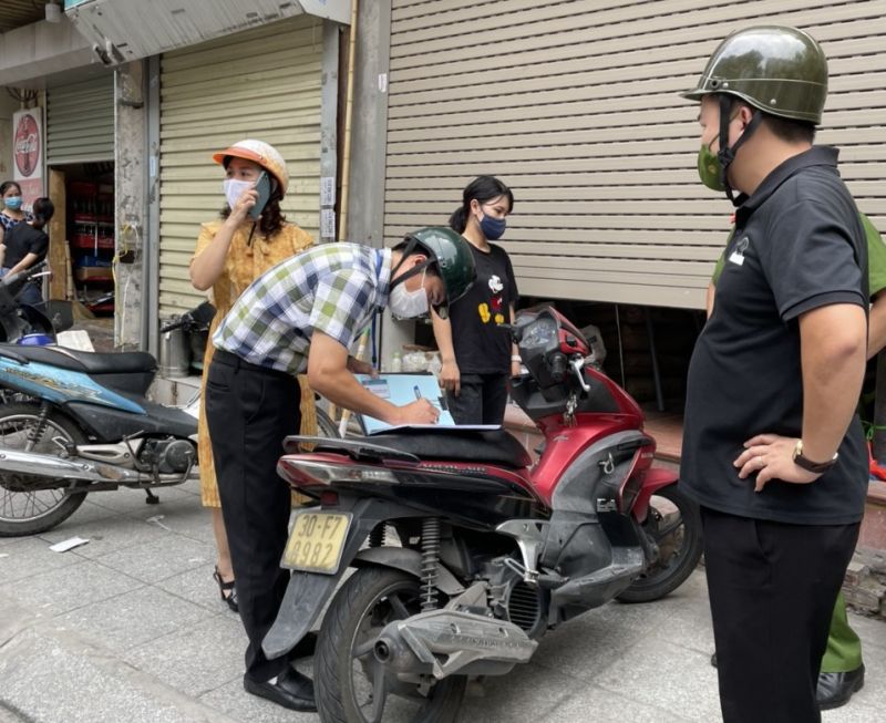 Lực lượng chức năng xử phạt vi phạm quy định gi&atilde;n c&aacute;ch x&atilde; hội ph&ograve;ng dịch Covid-19.