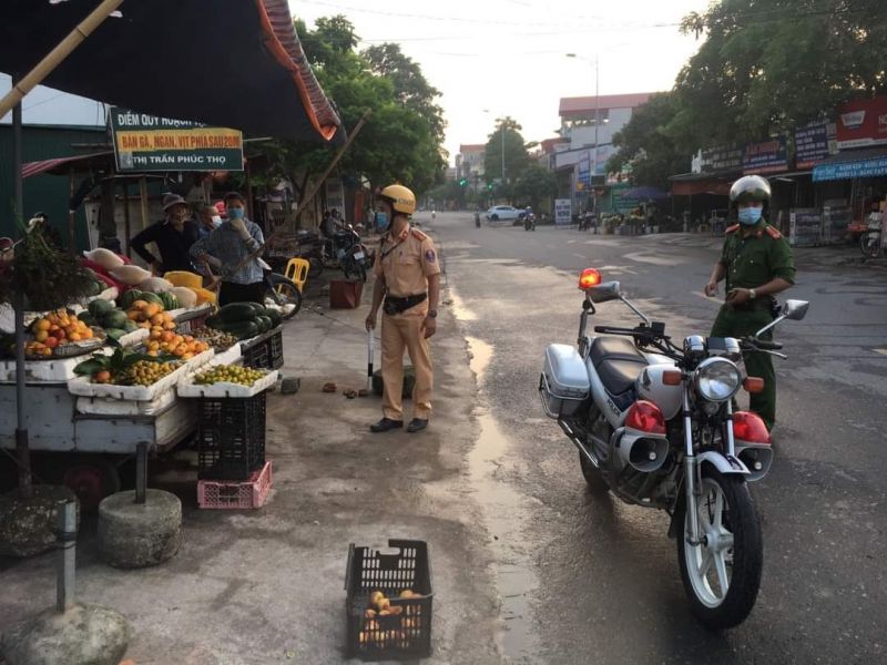 Lực lượng công an huyện làm nhiệm vụ phòng chống dịch Covid-19