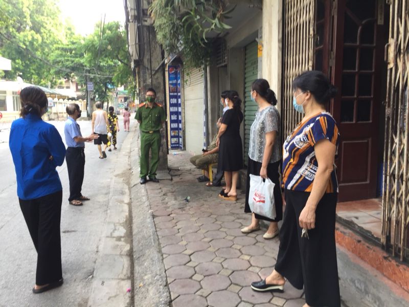 Hội LHPN v&agrave; c&aacute;c đơn vị chức năng phường Khương Trung, quận Thanh Xu&acirc;n động vi&ecirc;n người d&acirc;n thực hiện ghi&ecirc;m Chỉ thị 17 của Th&agrave;nh phố.