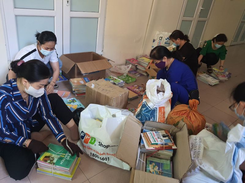 Các cán bộ Hội LHPN hội cơ sở thực hiện phân loại sách, dụng cụ học tập trước khi chuyển đi