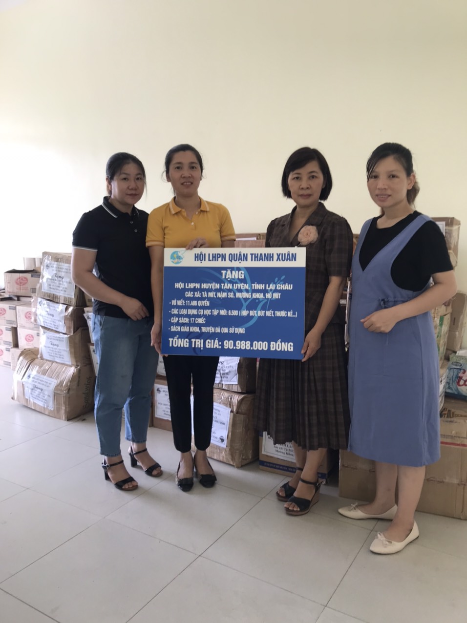 Bà Lương Thị Diệp, Chủ tịch Hội LHPN huyện Tân Uyên nhận quà tặng mà Hội LHPN quận Thanh Xuân đã gửi tặng