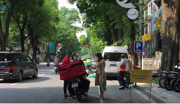 C&aacute;c nh&acirc;n vi&ecirc;n giao h&agrave;ng tu&acirc;n thủ nghi&ecirc;m quy tắc ph&ograve;ng tr&aacute;nh dịch