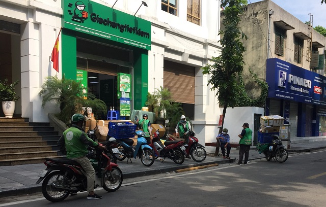 C&aacute;c shipper đợi lấy h&agrave;ng từ kho để đem giao cho kh&aacute;ch