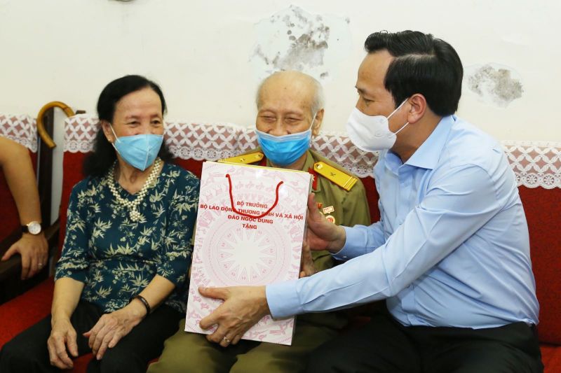 Lãnh đạo Bộ LĐTBXH  tặng quà cho người có công nhân dịp 27/7. Lãnh đạo Bộ LĐTBXH  tặng quà cho người có công nhân dịp 27/7.