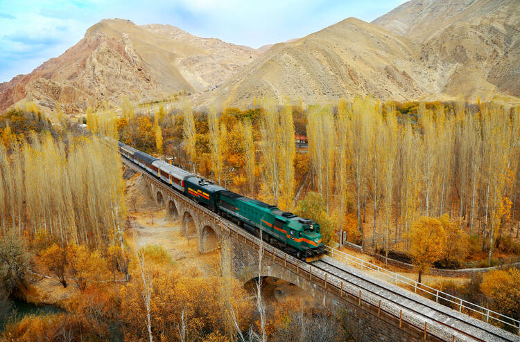 Tuyến đường sắt chạy xuyên Iran dài 1.394 km. Ảnh: UNESCO Tuyến đường sắt chạy xuyên Iran dài 1.394 km. Ảnh: UNESCO