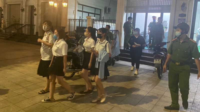 Cơ quan c&ocirc;ng an mời c&aacute;c đối tượng vi phạm gi&atilde;n c&aacute;ch về xử l&yacute;