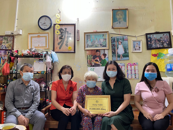 Lãnh đạo quận Hội trao kinh phí sửa Mái ấm tình thương cho Gia đình cán bộ Lão thành Cách mạng tại phường Thanh Xuân Bắc