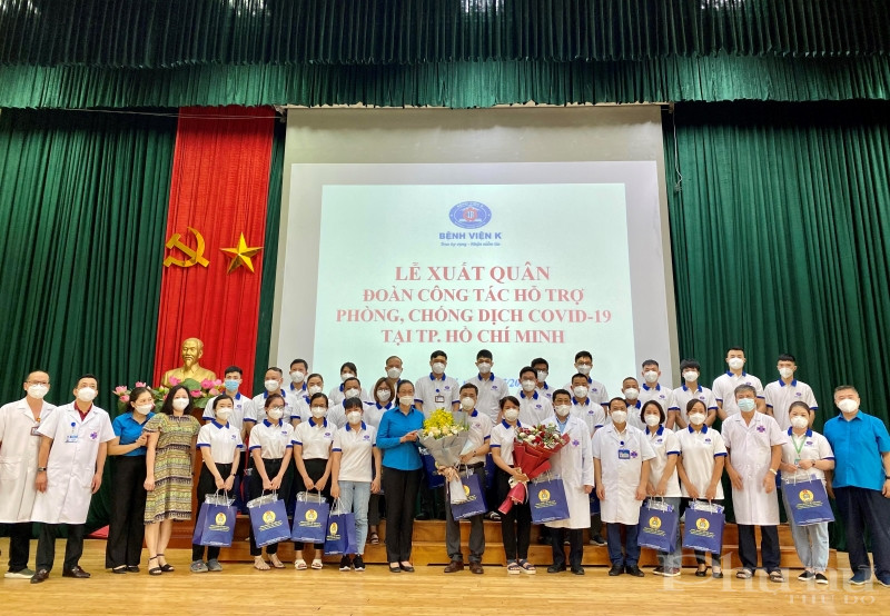 PGS.TS Phạm Thanh Bình, Chủ tịch Công đoàn ngành Y tế Việt Nam và Ban Lãnh đạo Bệnh viện tặng hoa động viên tinh thần các đồng chí tham gia đoàn công tác. PGS.TS Phạm Thanh Bình, Chủ tịch Công đoàn ngành Y tế Việt Nam và Ban Lãnh đạo Bệnh viện tặng hoa động viên tinh thần các đồng chí tham gia đoàn công tác.