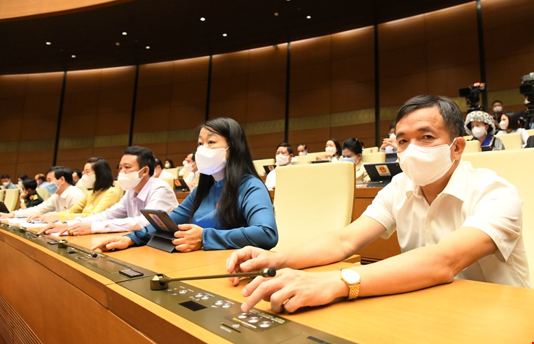 Các đại biểu nhấn nút biểu quyết thông qua Nghị quyết