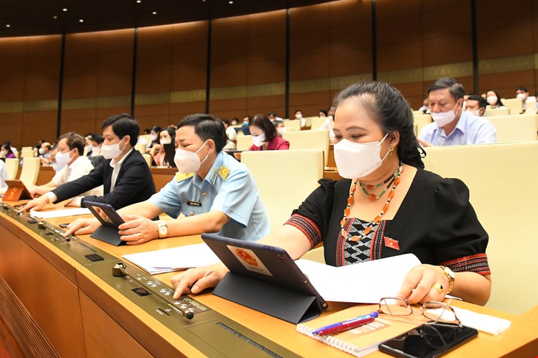 Các đại biểu nhấn nút biểu quyết thông qua Nghị quyết