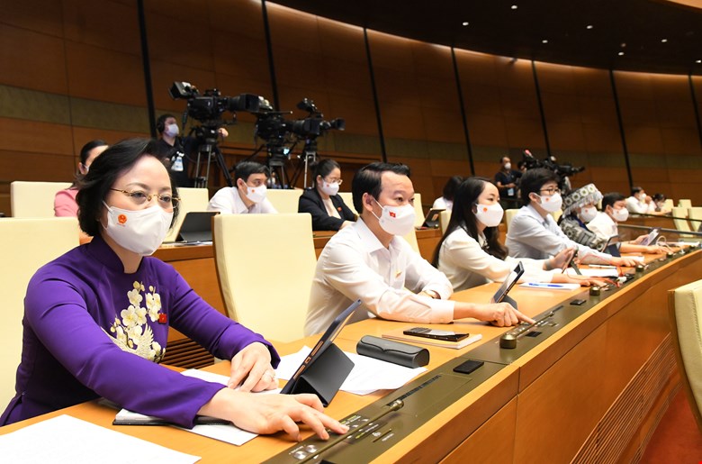 Đại biểu Quốc hội nhấn nút biểu quyết thông qua Nghị quyết Đại biểu Quốc hội nhấn nút biểu quyết thông qua Nghị quyết