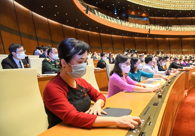 Các đại biểu nhấn nút biểu quyết Nghị quyết