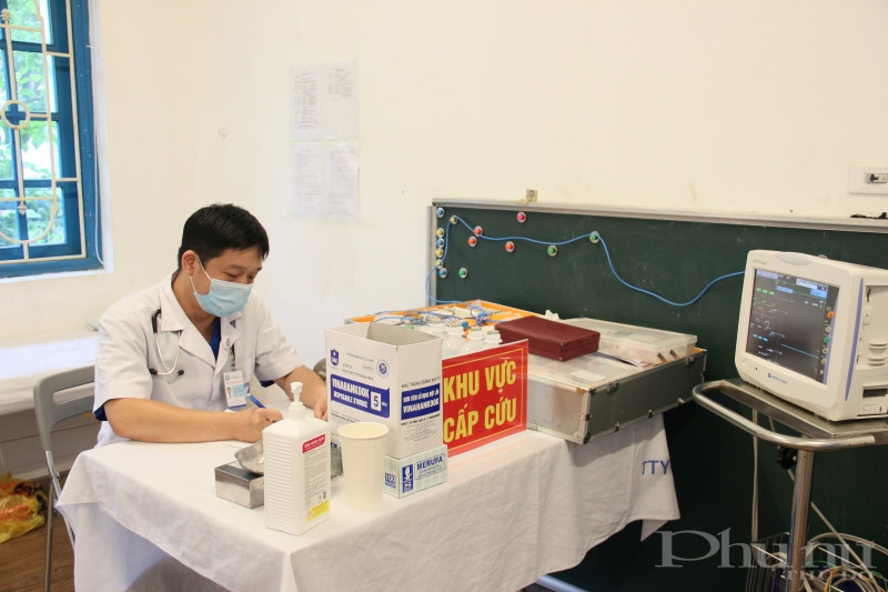 Người dân tới tiêm Covid-19 được các y bác sĩ giới thiệu thông tin về loại vắc-xin, hạn sử dụng, những phản ứng phụ có thể gặp sau tiêm chủng...