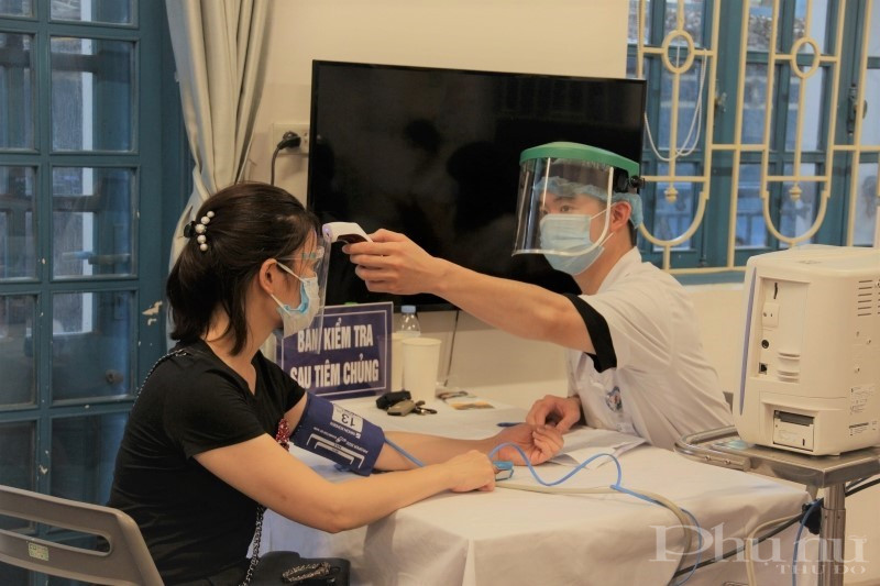 Sau tiêm, người dân được hướng dẫn ngồi chờ 30 phút để theo dõi các phản ứng phụ; sau đó được bác sĩ kiểm tra huyết áp để đảm bảo sức khỏe người tiêm ổn định trước khi về nhà.