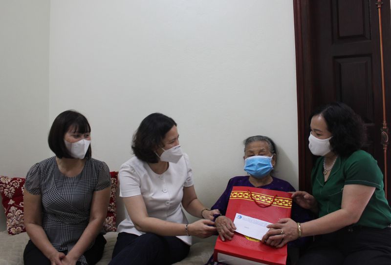 Chủ tịch Hội LHPN Hà Nội cùng đoàn công tác thăm