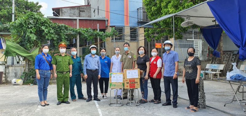 Hội LHPN, ĐTN phường Cổ nhuế 1 thăm, tặng quà các điểm trực chốt trên địa bàn phường gồm 6 thùng mỳ, 3 thùng sữa, 3 thùng la vi, 1 thùng nước muối khoáng