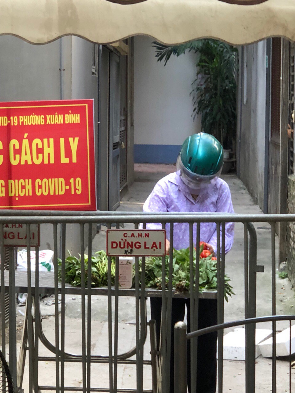 Hỗ trợ miễn phí rau, gạo cho người dân đang bị cách ly tại nhà