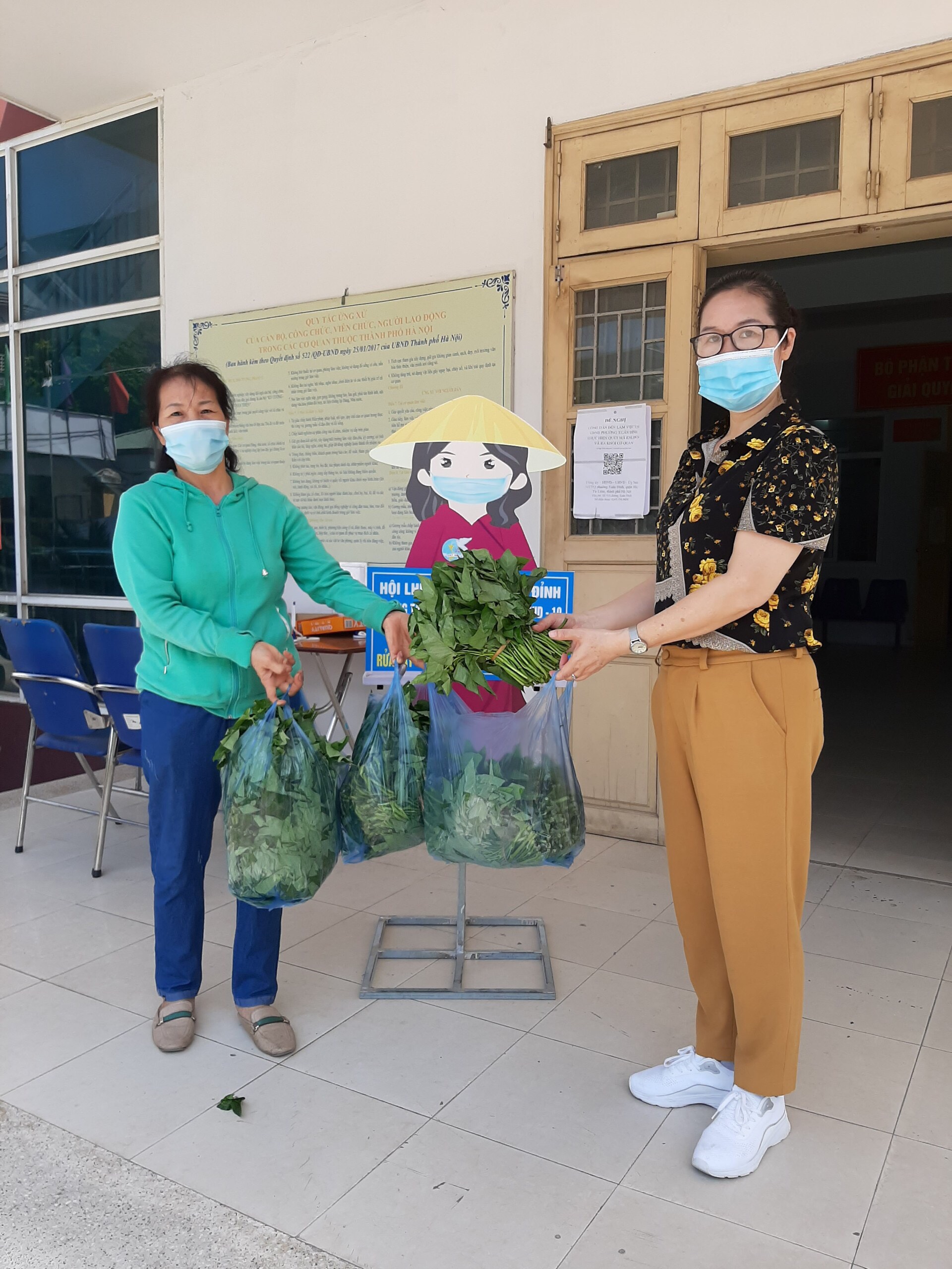 Tặng rau xanh cho các gia đình bị cách ly