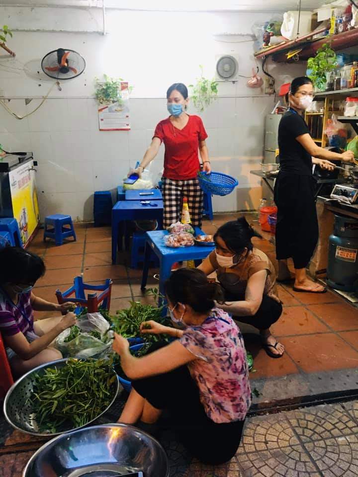 Các chị em nấu hơn 70 suất cơm hằng ngày cho các cán bộ, nhân viên chốt trực