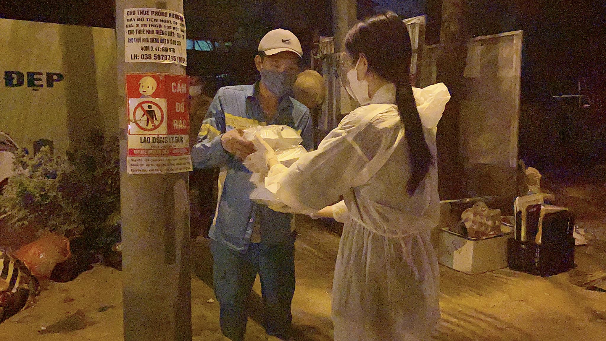 Hành động đẹp của các Hoa hậu khiến người dân cảm động