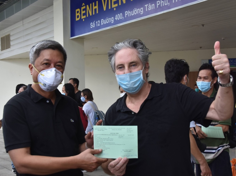 Thứ trưởng Bộ Y tế Nguyễn Trường Sơn trao giấy công bố khỏi bệnh cho người điều trị Covid-19.