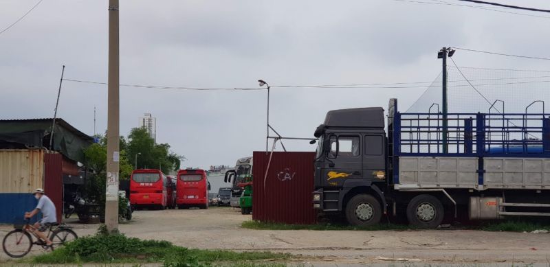 Bãi trông giữ xe đối diện cổng chợ tạm 365 có hơn 50 xe ô tô gửi
