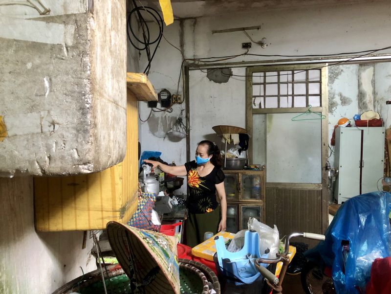 Lại một ngày không có việc làm, chị Thoa chỉ biết đi ra đi vào, dọn dẹp căn bếp trong nỗi buồn phảng phất