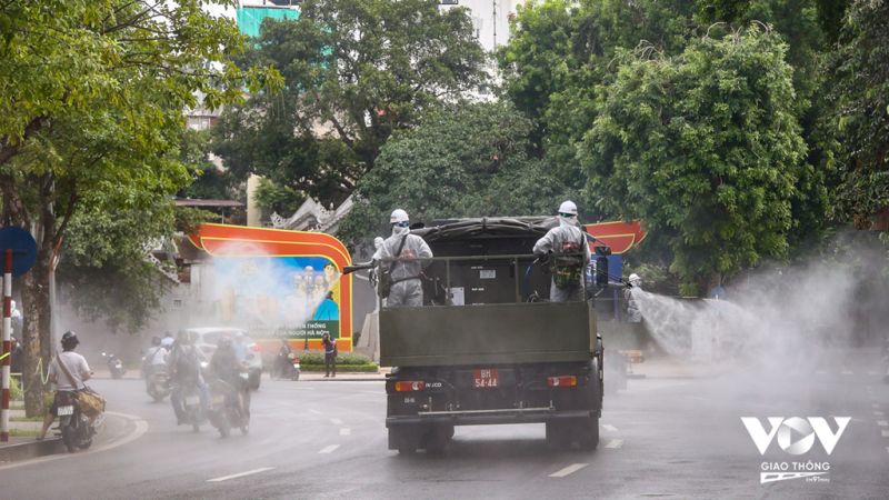 Bộ Tư lệnh Thủ đô và Binh chủng hóa học phun khử khuẩn quanh nội thành Hà Nội