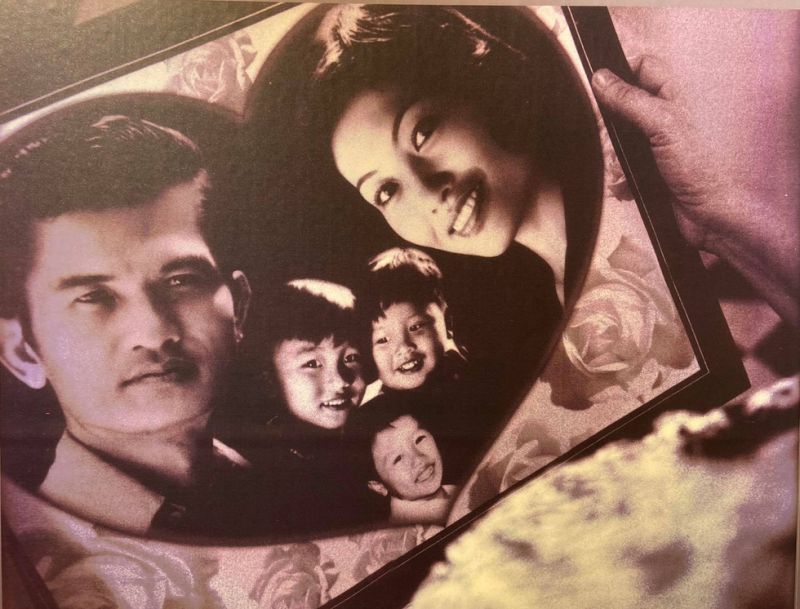 Gia đình hạnh phúc của cô văn công Linh Phương trước khi bi kịch da cam đổ xuống khiến chồng và ba con của bà phải chết với cùng triệu chứng (Ảnh đang được trưng bày tại triển lãm Thảm họa da cam/dioxin - 60 năm nhìn lại do Hội nạn nhân chất độc da cam/dioxin Việt Nam tổ chức)