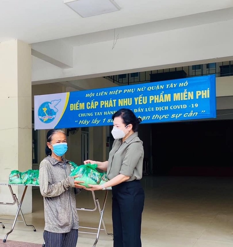 Hội LHPN quận Tây Hồ tặng nhu yếu phẩm cho hội viên phụ nữ và gia đình khó khăn
