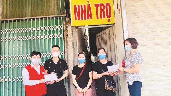 Hội LHPN quận H&agrave; Đ&ocirc;ng trao tiền hỗ trợ cho phụ nữ nhập cư c&oacute; ho&agrave;n cảnh kh&oacute; khăn do dịch Covid-19