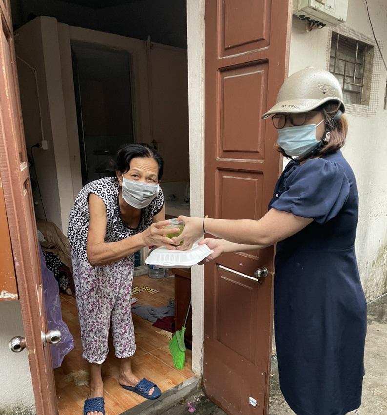 Phụ nữ Ba Đình tặng suất cơm yêu thương cho gia đình hội viên có hoàn cảnh khó khăn