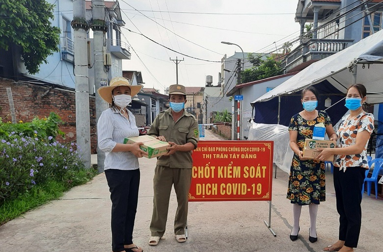 Phụ nữ Ba Vì tặng quà cho các chốt kiểm soát