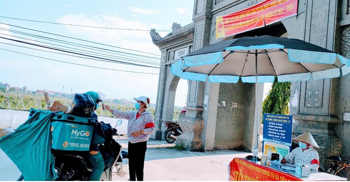 Không những tặng nhu yếu phẩm mà chị em hội viên phụ nữ trên địa bàn Thủ đô còn là một trong những thành viên tham gia trực tại các chốt kiểm soát dịch bệnh Covid -19