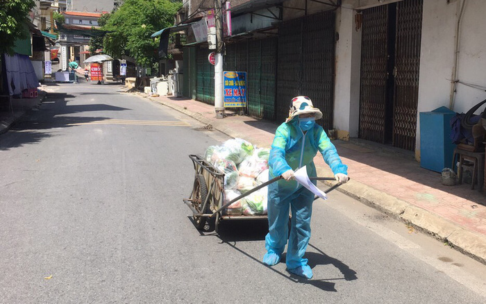 Hội LHPN huyện Đan Phượng (Hà Nội) cũng đảm nhận việc cấp phát lương thực, thực phẩm cho các hộ dân khu vực phong toả, tặng quà cho lực lượng làm nhiệm vụ ở các chốt kiểm dịch