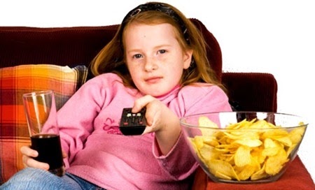 Ở nhà nhiều, ít vận động, sử dụng nhiều các loại đồ ăn nhanh rất dễ gây béo phì cho trẻ