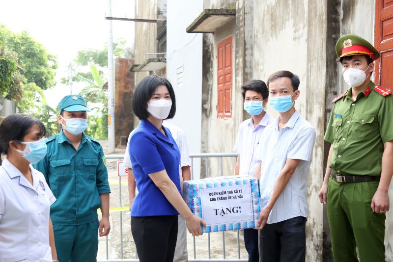 Phó Chủ tịch Thường trực HĐND TP đã tặng quà tại đơn vị kiểm tra Phó Chủ tịch Thường trực HĐND TP đã tặng quà tại đơn vị kiểm tra