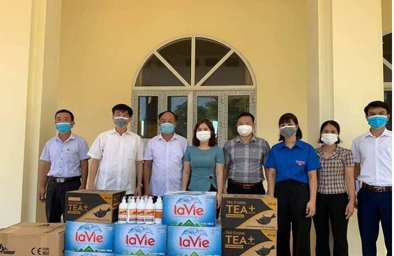 Hội LPHN huyện Mỹ Đức tặng quà cho tuyến đầu chống dịch