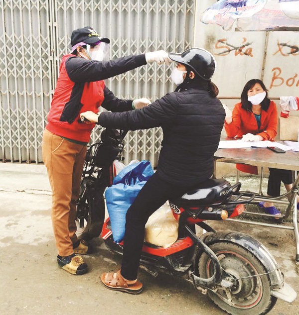 Chị Hà Thị Lân đang làm nhiệm vụ tại chốt kiểm soát y tế của Tổ dân phố 1 Chị Hà Thị Lân đang làm nhiệm vụ tại chốt kiểm soát y tế của Tổ dân phố 1